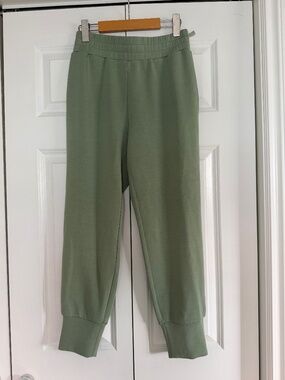 Cozy and classy Varley sage green joggers size S NWT